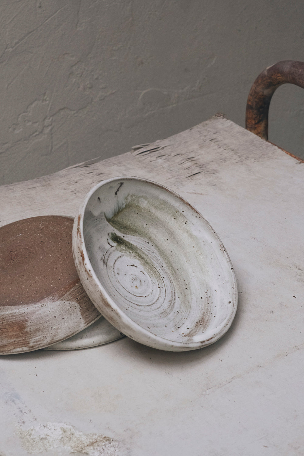 craquelé ash brown l in between plate bowl