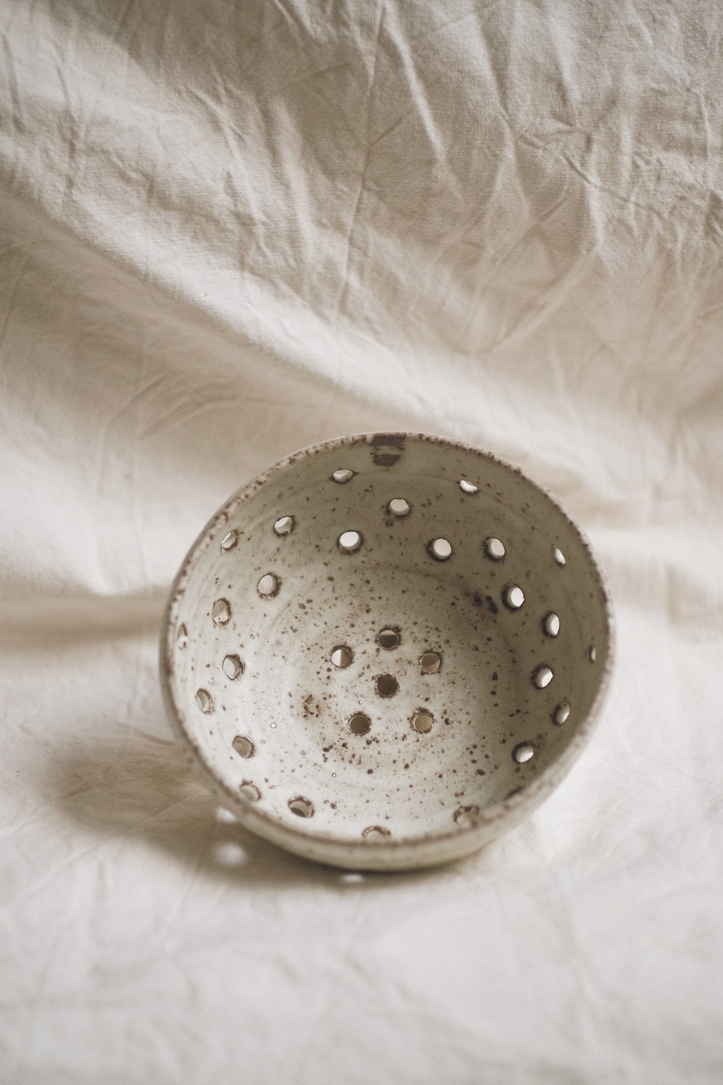 berry bowl/colander eggshell brown
