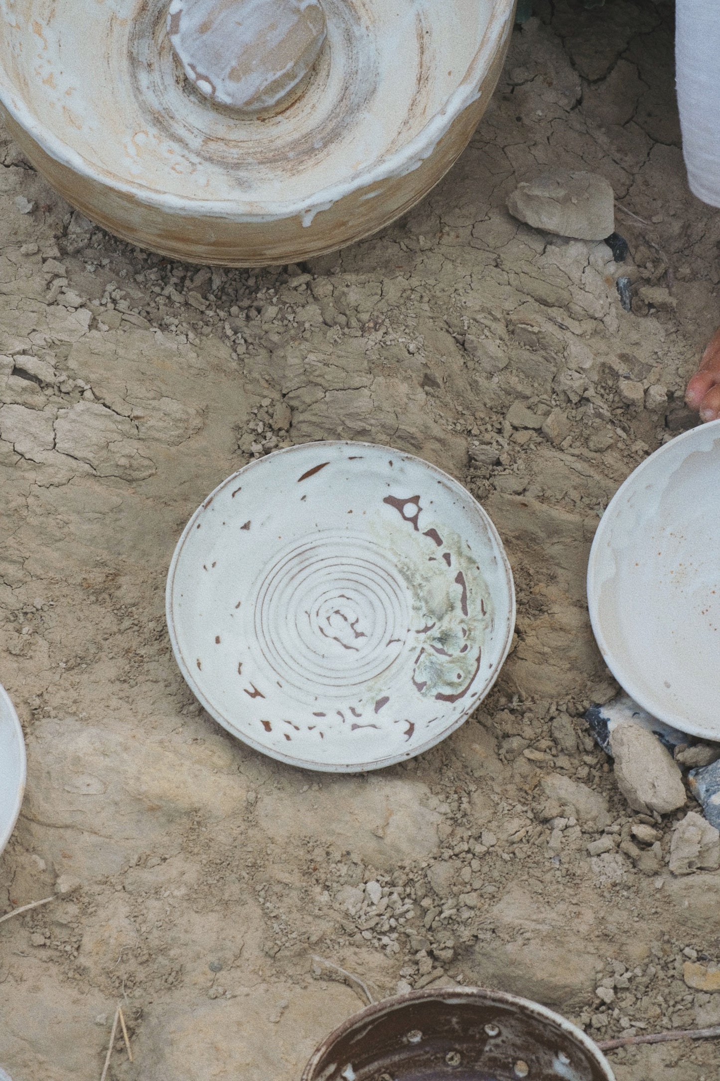 craquelé ash brown l in between plate bowl