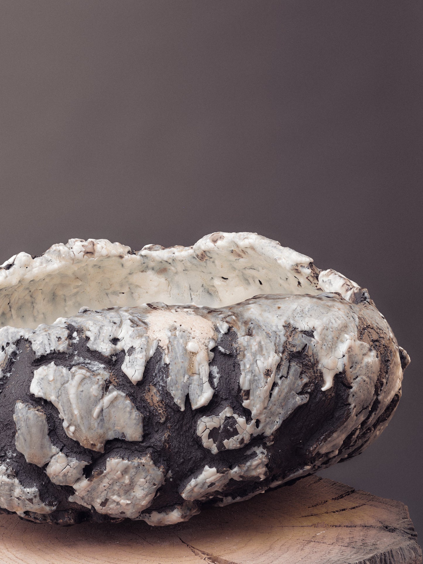 Black eruption - Sculpture, clay