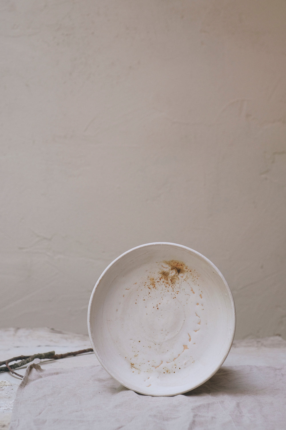 craquelé white l in between plate bowl